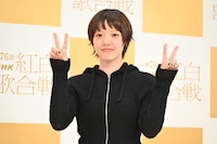 ピースするあいみょん。