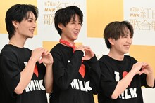 「ちょっと恥ずかしいよ～」と照れながらハートポーズのリクエストに応じるM!LK。