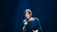 絢香「花束じゃなくキミといたい」ライブ映像のサムネイル。