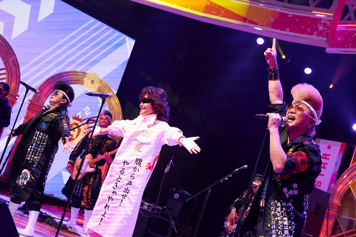 氣志團とToshl。 ⒸTBS