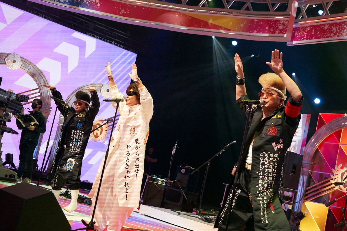 氣志團とToshl。 ⒸTBS