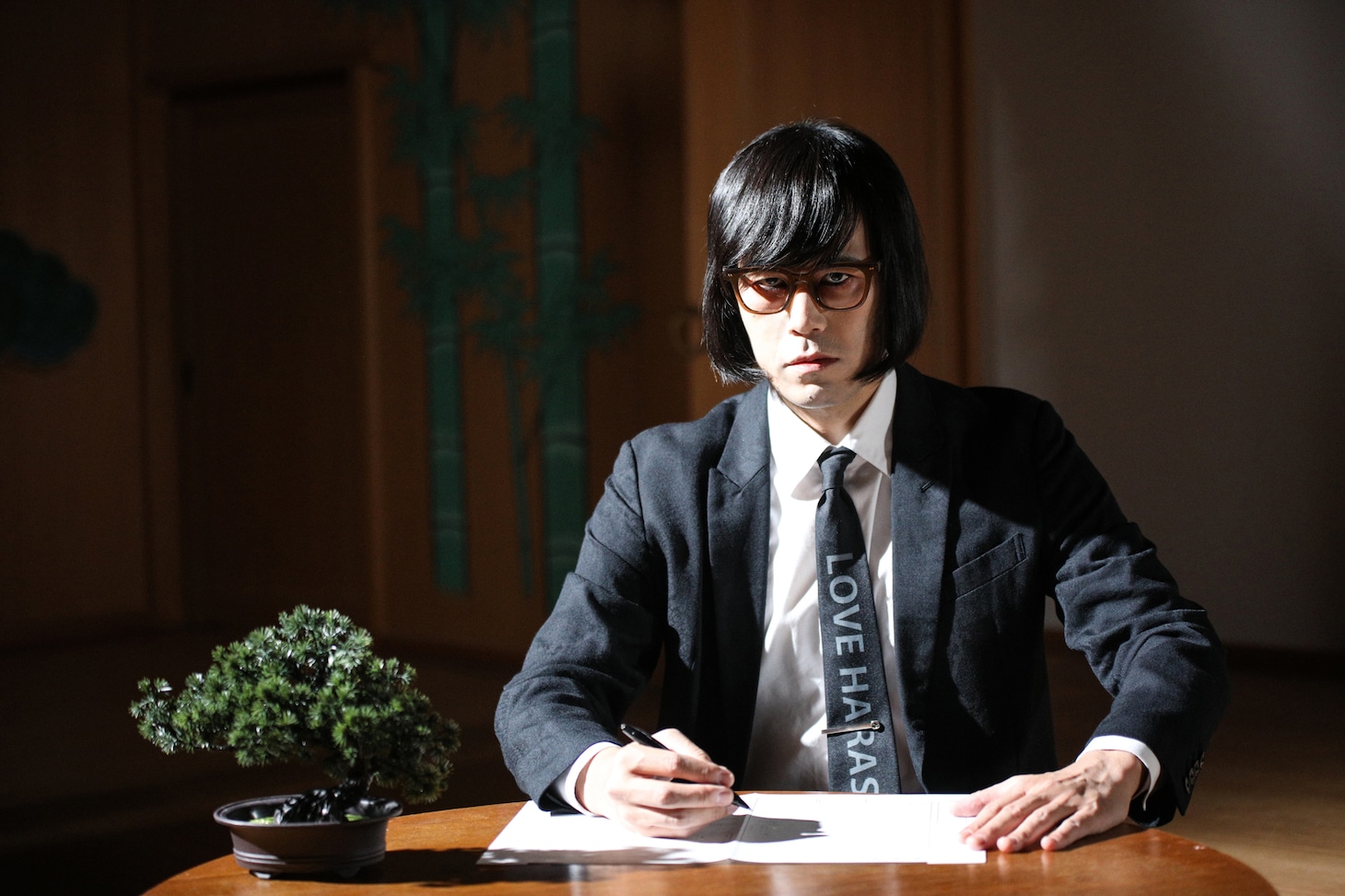 松永天馬「黒一点」ミュージックビデオより。