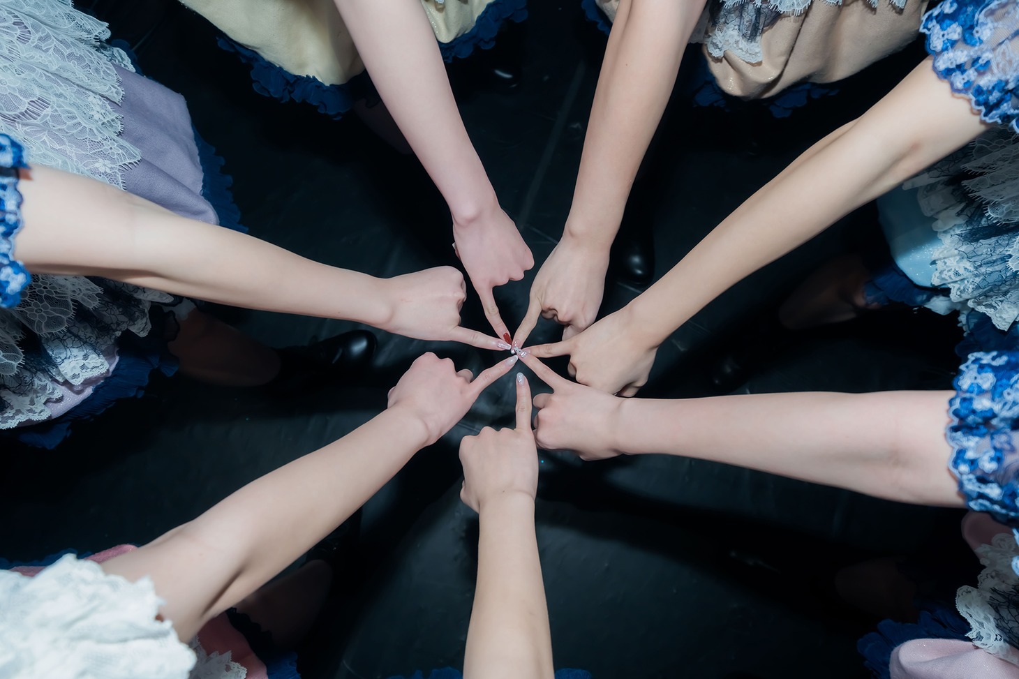 円陣を組むなみだ色の消しごむ。