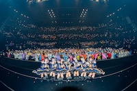 客席をバックに記念撮影するなみだ色の消しごむ。