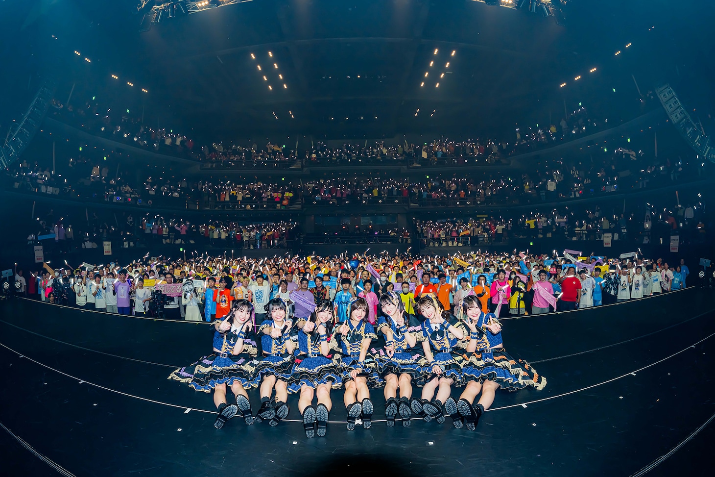 客席をバックに記念撮影するなみだ色の消しごむ。