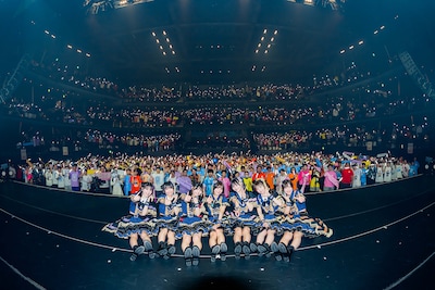 客席をバックに記念撮影するなみだ色の消しごむ。