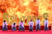 大爆破に驚くSixTONES。©TBS