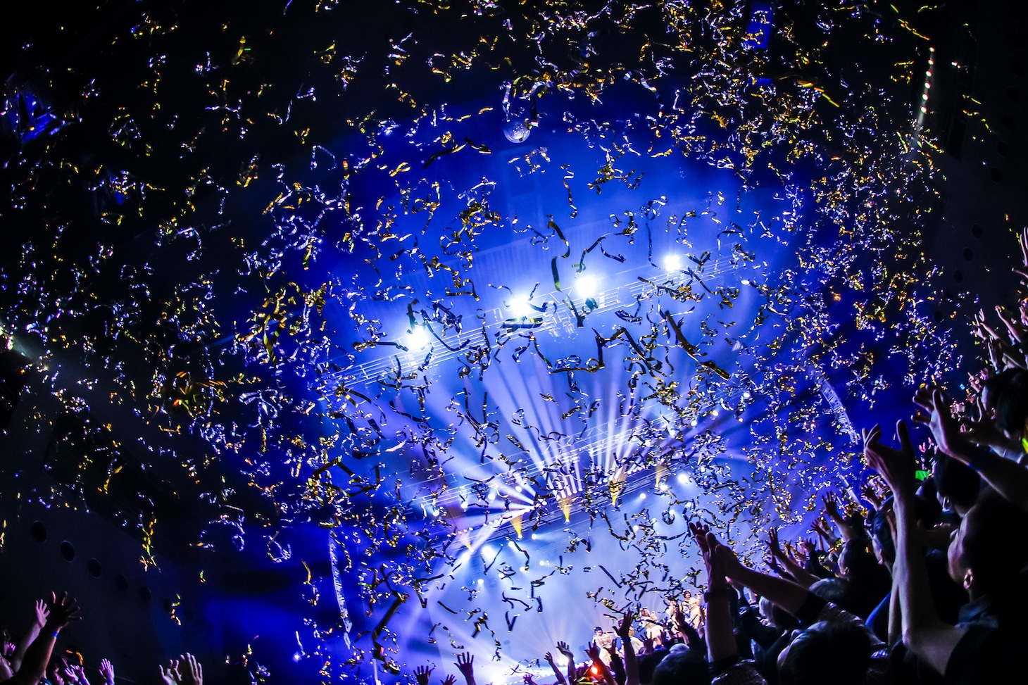 銀テープが舞う神奈川・KT Zepp Yokohama。（撮影：笹森健一）