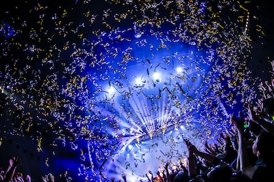 銀テープが舞う神奈川・KT Zepp Yokohama。（撮影：笹森健一）