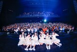 神奈川・KT Zepp Yokohamaのフロアをバックに記念撮影するDevil ANTHEM.。（撮影：笹森健一）