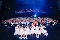 神奈川・KT Zepp Yokohamaのフロアをバックに記念撮影するDevil ANTHEM.。（撮影：笹森健一）