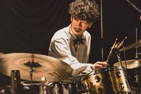 伊藤大地（Dr）（撮影：仁礼博）