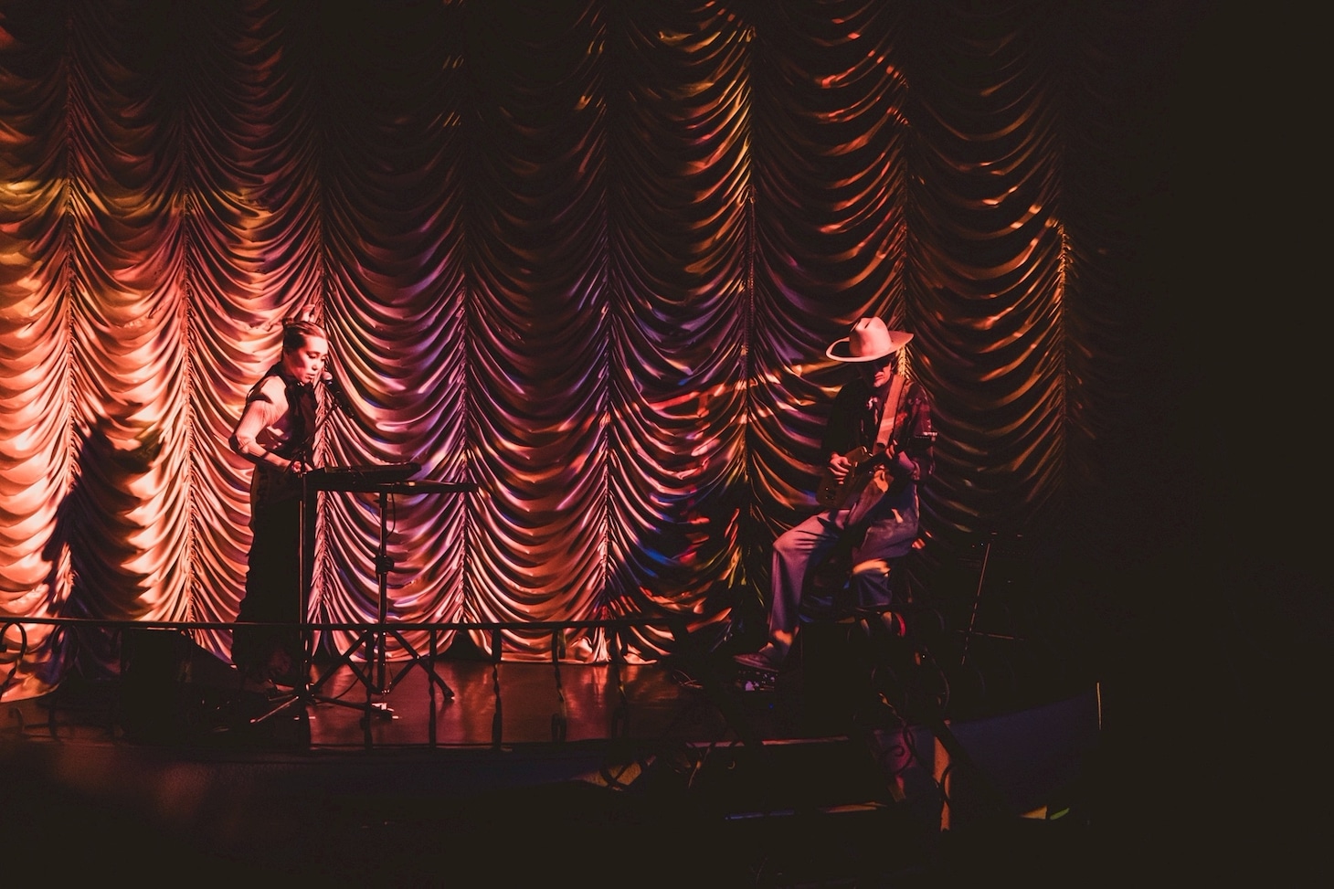 アンコールに登場した中納良恵（Vo）と森雅樹（G）。（撮影：仁礼博）