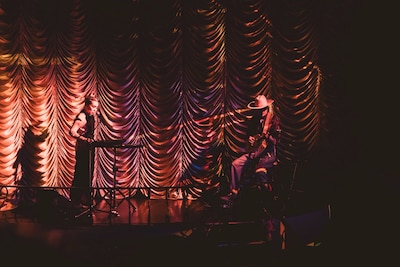 アンコールに登場した中納良恵（Vo）と森雅樹（G）。（撮影：仁礼博）