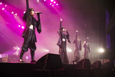 「ExWHYZ Special Live 'I' -3rd Anniversary Final & Year End Party-」の様子。（撮影：外林健太）