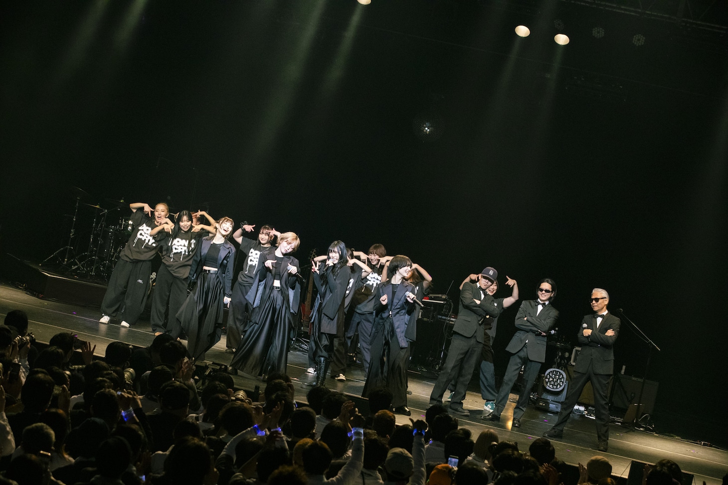 「ExWHYZ Special Live 'I' -3rd Anniversary Final & Year End Party-」の様子。（撮影：外林健太）