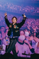 岡野昭仁（Vo）（撮影：入日伸介）