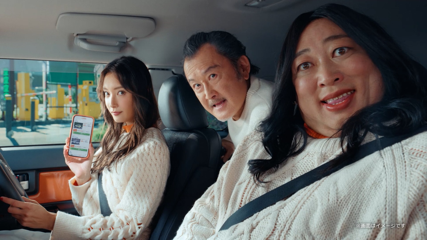 カーセンサー新CM「ナナオとナナエとパパ 冬の中古車探し」編より。