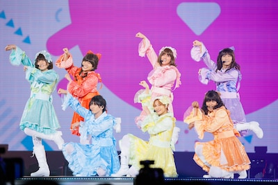 「かわいいだけじゃだめですか？」を歌うWEST.。