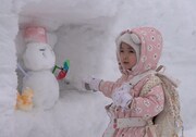 左から雪だるま、幼少期の菊池風磨。©日本テレビ