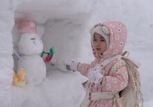 左から雪だるま、幼少期の菊池風磨。©日本テレビ