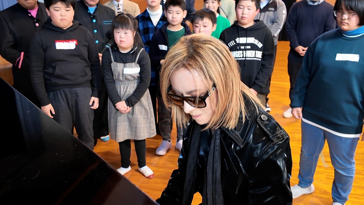 小学校でピアノを演奏するYOSHIKI。©︎テレビ朝日