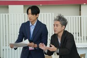 左から小山慶一郎、ムロツヨシ。©フジテレビ