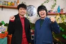 左から香取慎吾、くるま（令和ロマン）。©読売テレビ