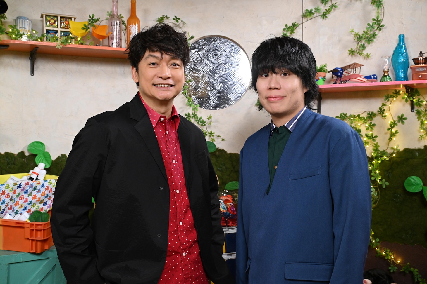 左から香取慎吾、くるま（令和ロマン）。©読売テレビ