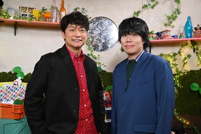 左から香取慎吾、くるま（令和ロマン）。©読売テレビ