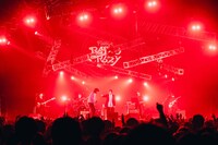 田淵智也（UNISON SQUARE GARDEN、THE KEBABS、Q-MHz）と佐々木亮介（a flood of circle、THE KEBABS）のパフォーマンスの様子。