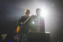 尾崎世界観（クリープハイプ / 左）と田淵智也（UNISON SQUARE GARDEN、THE KEBABS、Q-MHz / 右）。