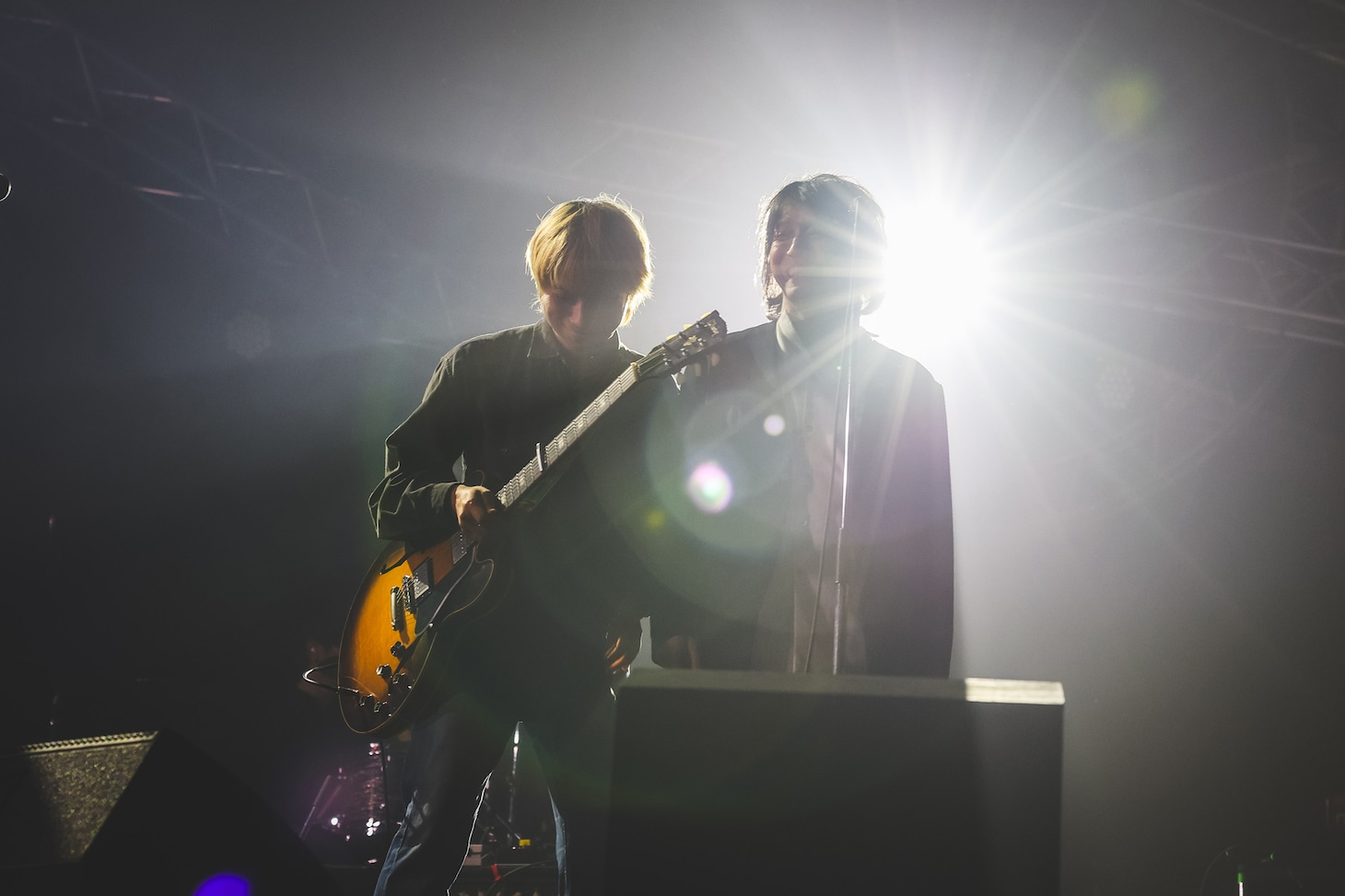 尾崎世界観（クリープハイプ / 左）と田淵智也（UNISON SQUARE GARDEN、THE KEBABS、Q-MHz / 右）。