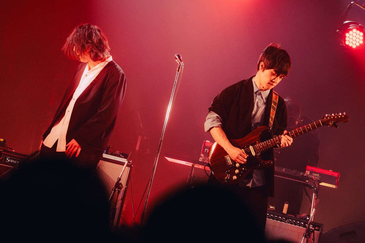 田淵智也（UNISON SQUARE GARDEN、THE KEBABS、Q-MHz / 左）と小出祐介