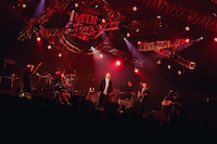 田淵智也（UNISON SQUARE GARDEN、THE KEBABS、Q-MHz）と小出祐介（Base Ball Bear）のパフォーマンスの様子。