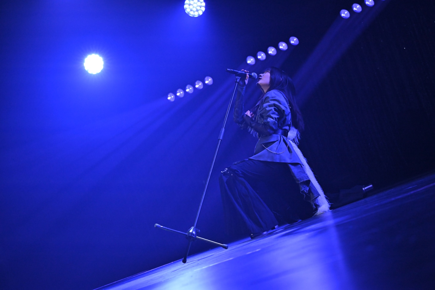マイクスタンドを使ったパフォーマンスで魅せる八木仁愛。（撮影：斉藤明）