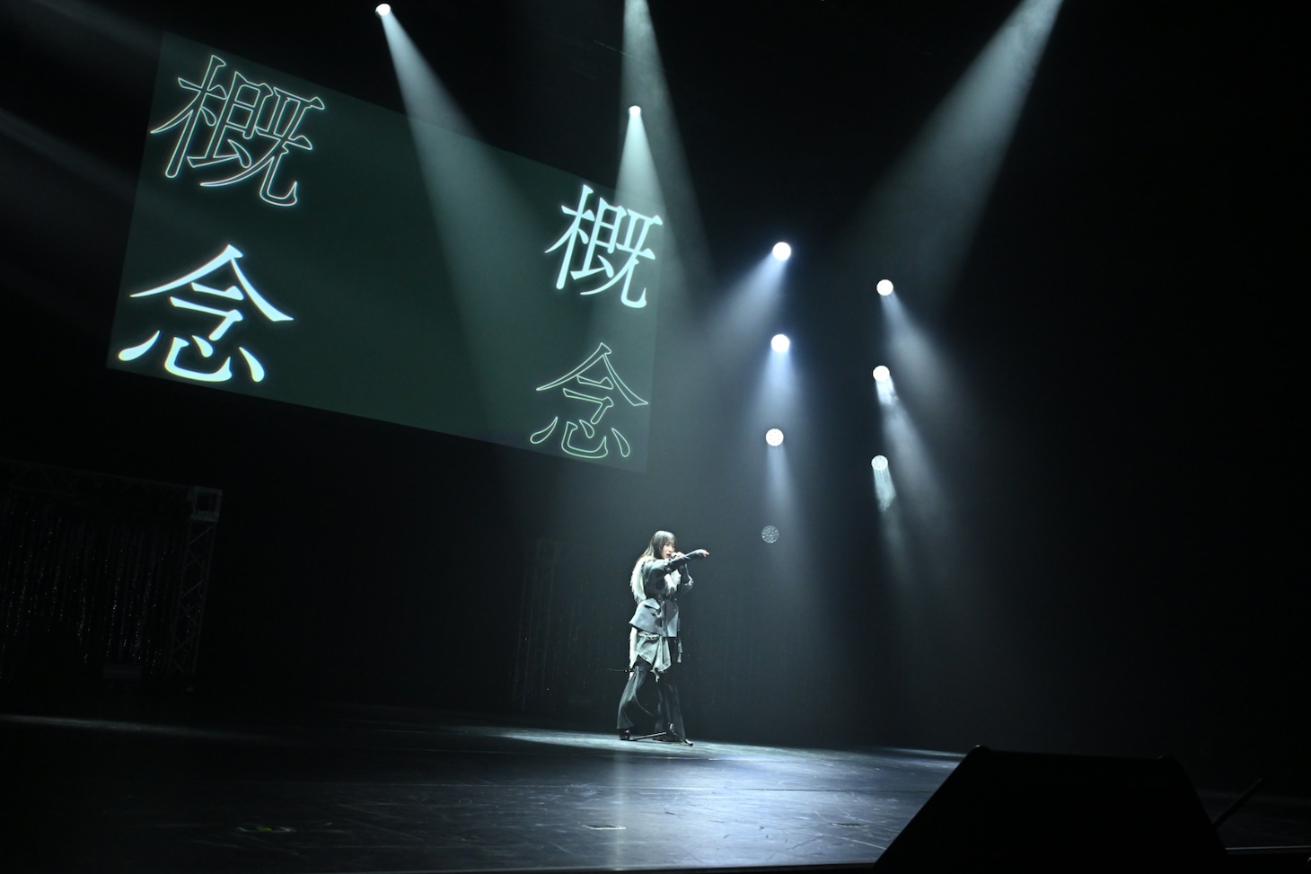 「This is heaven！」をパフォーマンスする八木仁愛。（撮影：斉藤明）