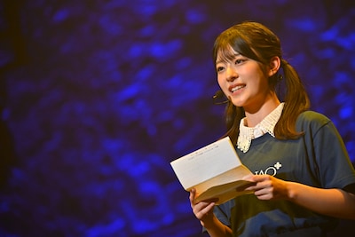 手紙を読み上げる持永真奈。（撮影：斉藤明）