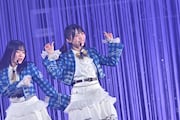 「あれはフェアリー」をパフォーマンスする八木仁愛（左）、金澤亜美（右）。（撮影：斉藤明）