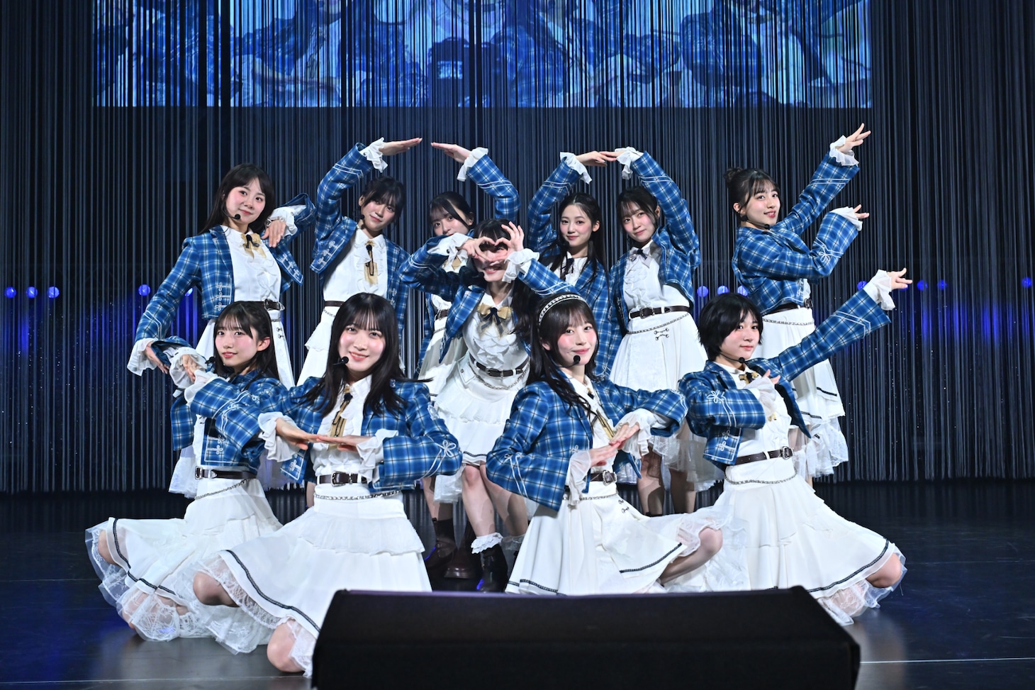 “フェアリーハート”を作る金澤亜美と青空組メンバー。（撮影：斉藤明）