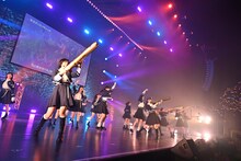 銀テープバズーカを発射する僕が見たかった青空。（撮影：斉藤明）