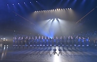 すべてのパフォーマンスを終え、挨拶をする僕が見たかった青空。（撮影：斉藤明）