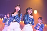 「カイロに月」パフォーマンスより工藤唯愛（左）、安納蒼衣（右）。（撮影：斉藤明）