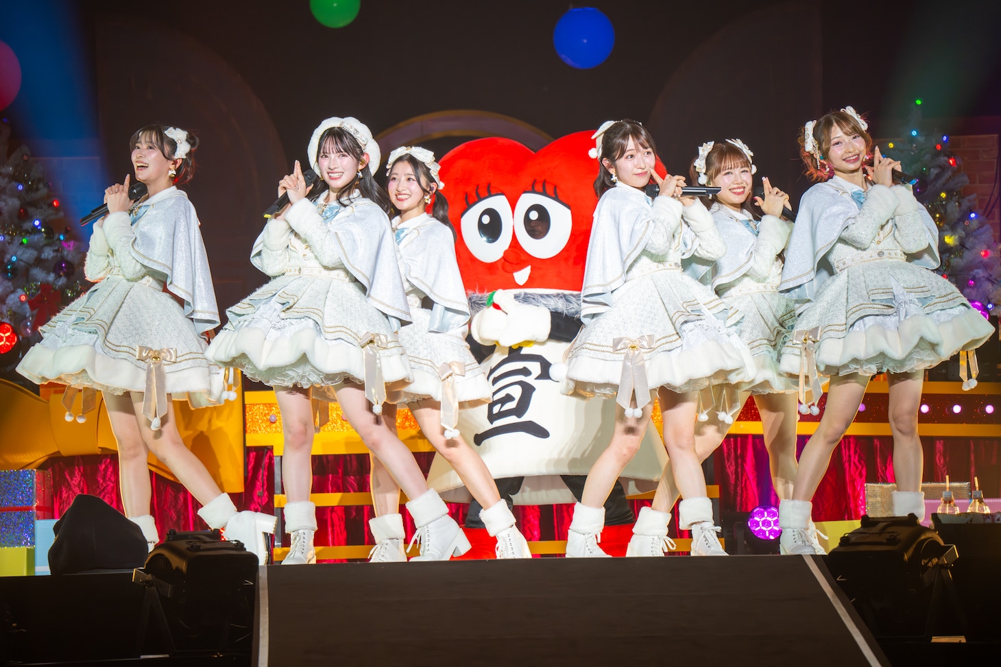 「超最強」を披露する超ときめき♡宣伝部。