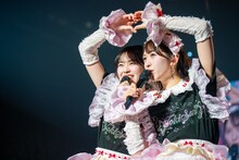 左から坂井仁香、小泉遥香。