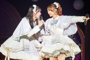 左から坂井仁香、辻野かなみ。