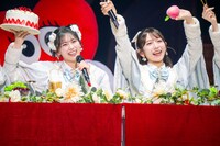 左から坂井仁香、小泉遥香。