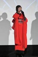 昭和中期のビンテージ着物を着て登場したSUZUKA（新しい学校のリーダーズ）。