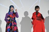 左からMIOCHIN、SUZUKA（新しい学校のリーダーズ）。