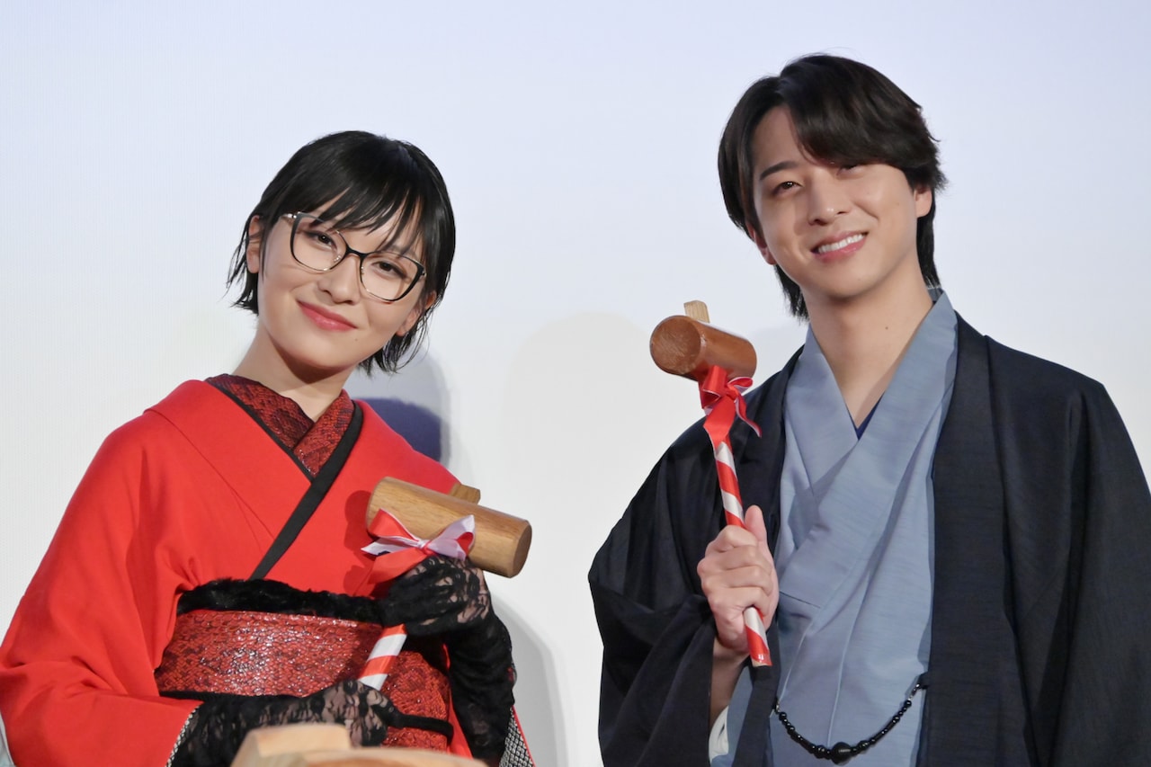 新しい学校のリーダーズSUZUKAとtimelesz寺西拓人が華やか着物で鏡開き、「迷宮のしおり」のヒットを願う